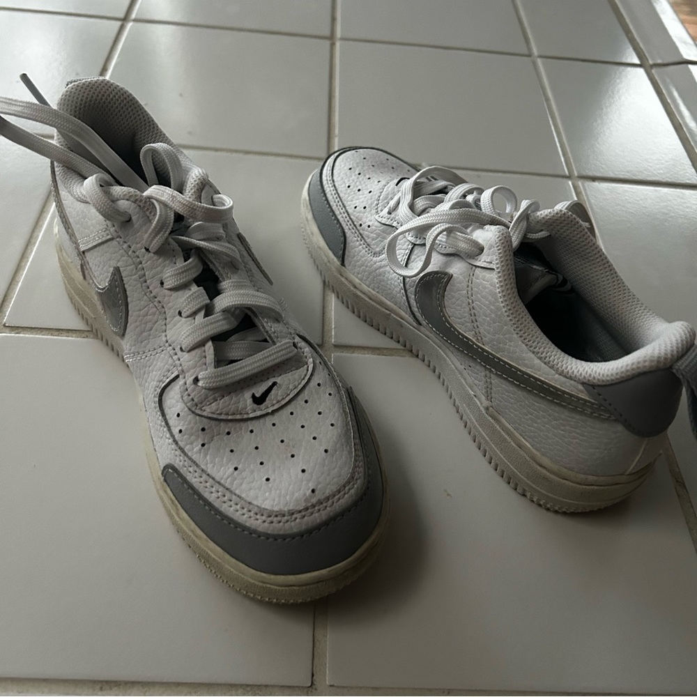Kids white grey Air Force 1 Nike in great shape kids child size 2 Y silver beige - Picture 14 of 16